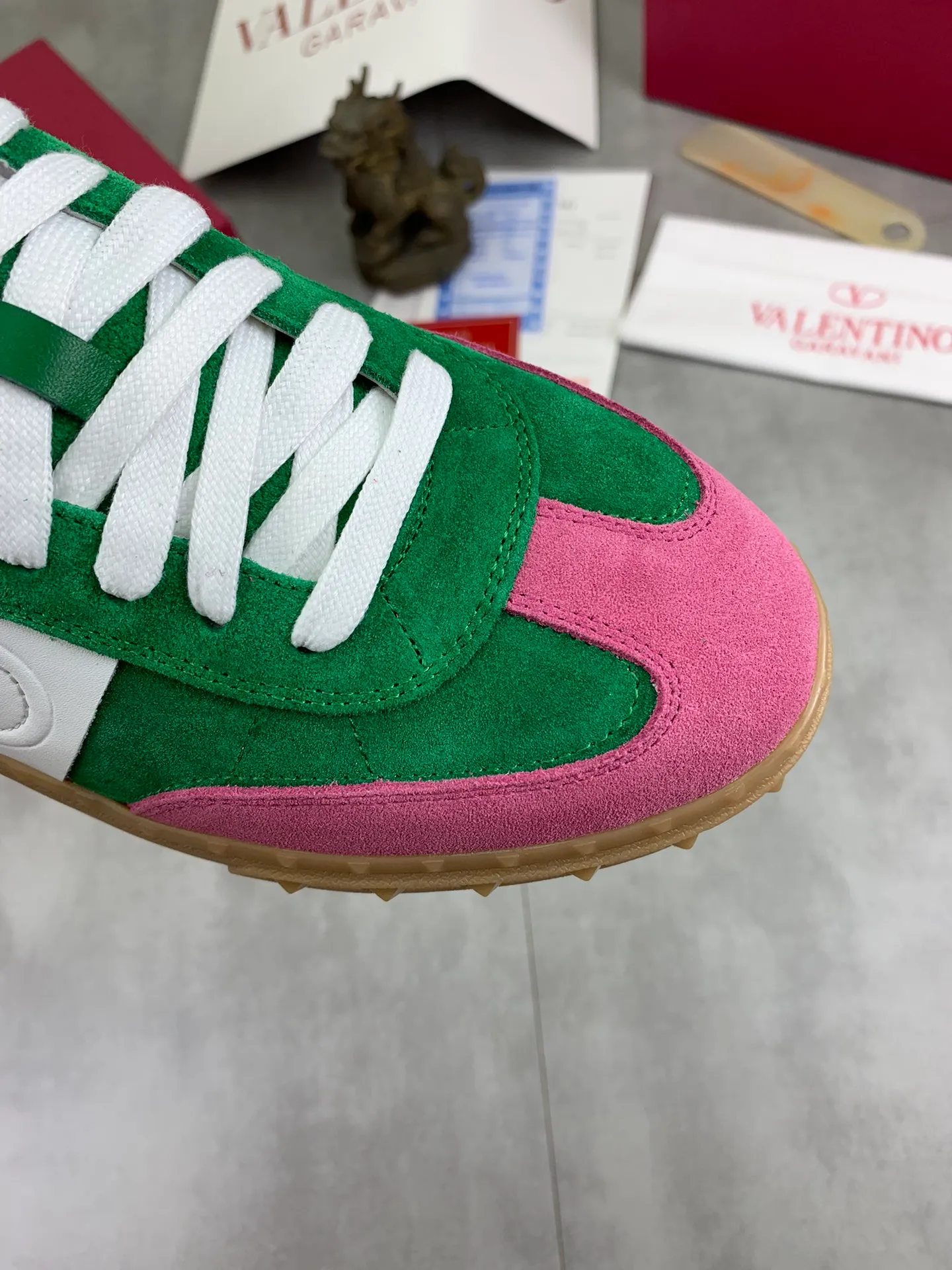 Men's Men's Shoes P520 New Couple Style Valentino Valentino 2025/UPVILLAGE Couple Casual Sports Shoes Moral Training Shoes 🆚Professional high-end, perfect replica, first-class quality, all made of original 1:1 materials, exclusive mold opening! 🎁Full set of high-end packaging at the counter ✔️Fabric: high mercerized cowhide ✔️Outsole: TPU material outsole ✔️Size: female 35-40 male 39-45 (female 41 male 38.46) 🆚All details are customized at 1:1 mold, striving for perfection!